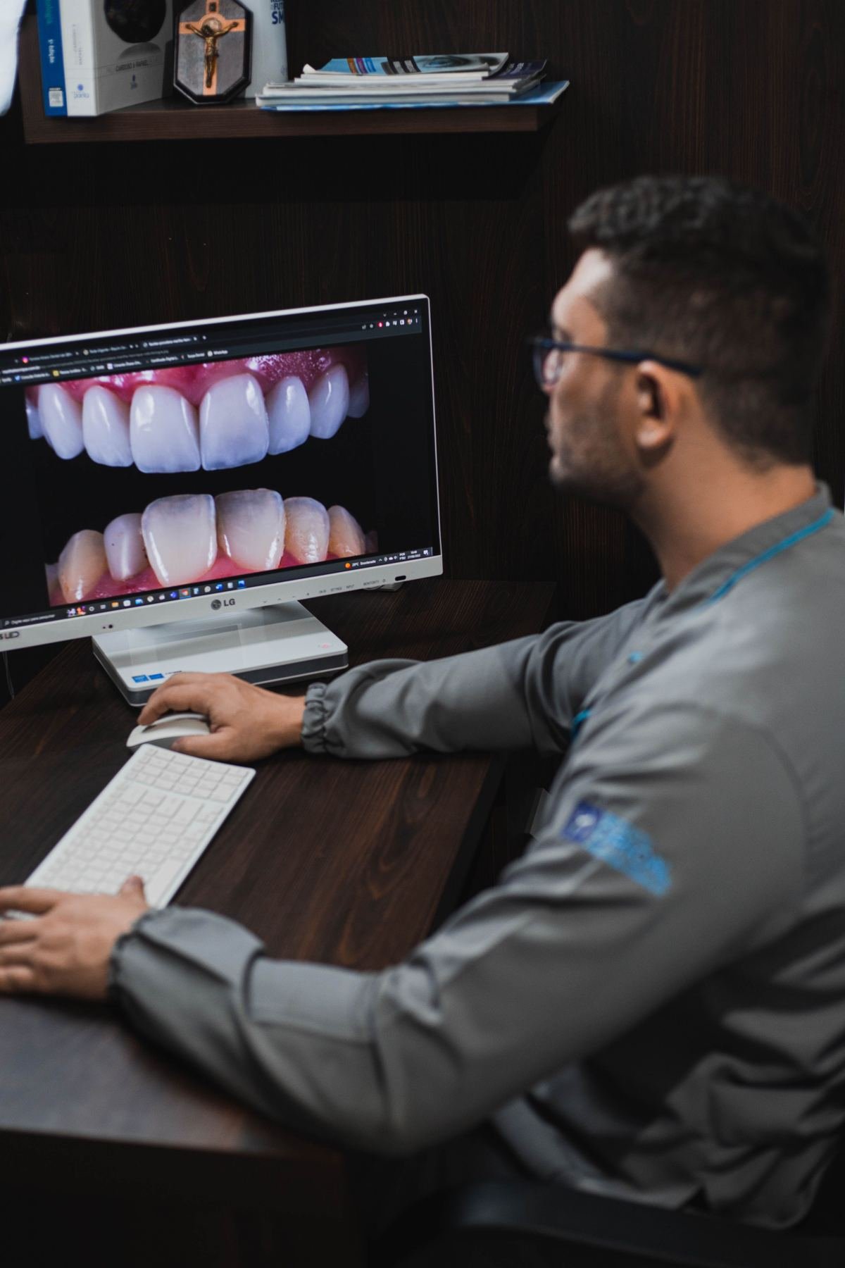 Técnico dental diseñando una sonrisa en computadora