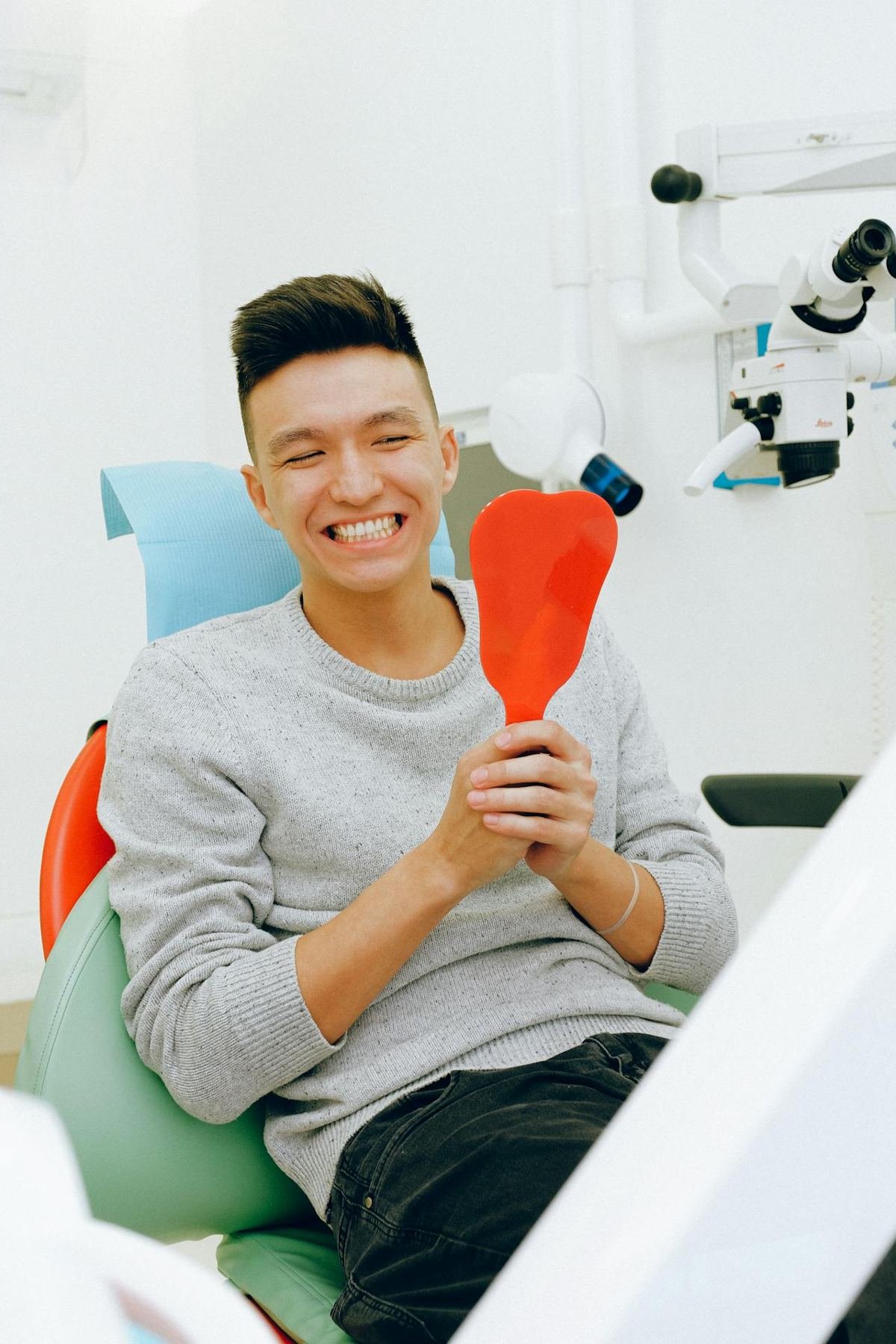 Paciente sonriente en el sillón dental
